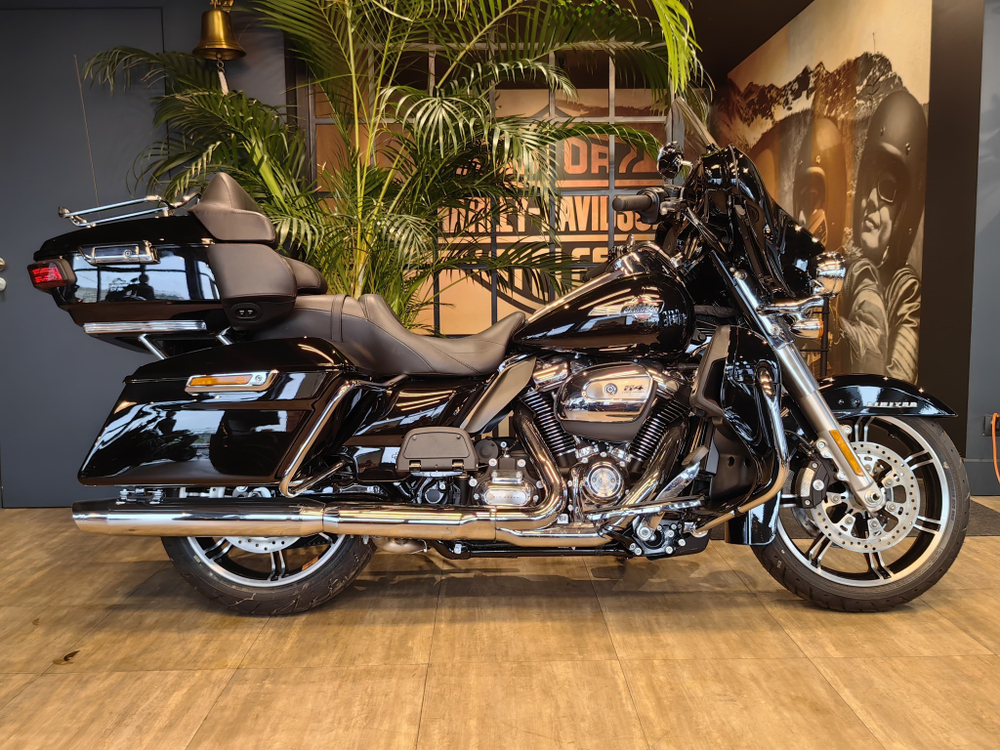 Ultra Limited, Harley-Davidson (FLHTK) Vivid Black/Chrome