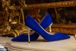 Женские замшевые синие туфли на каблуке со стразами