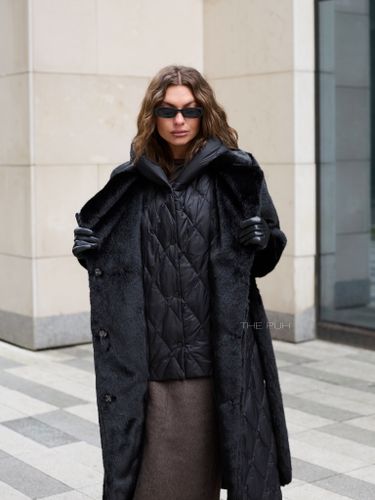 Черный комбинированный пуховик с капюшоном и поясом