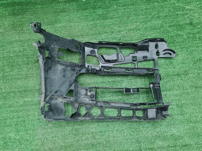 Кронштейн переднего бампера BMW 5er G30 (17-20)