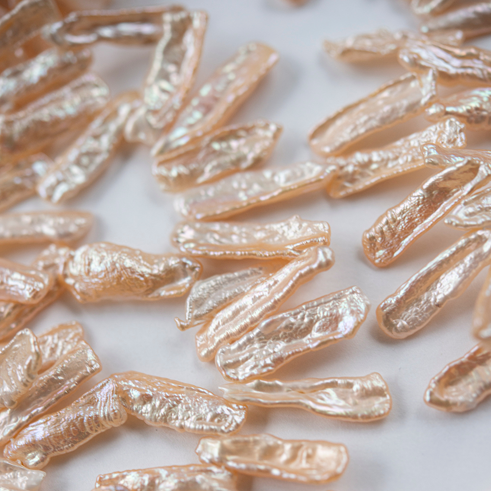 Жемчуг культивированный Бива, розово-персиковый, с эффектом хамелеона, со смещенным боковым отверстием 20-30*5-9мм