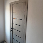 Дверь межкомнатная с темными стеклянными вставками