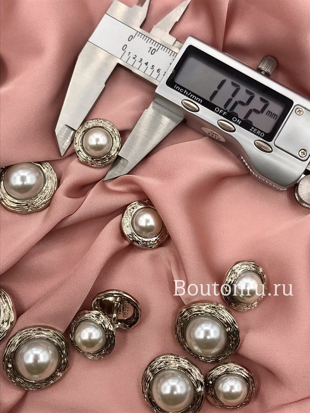 Пуговицы серебристые с жемчугом (с узором)