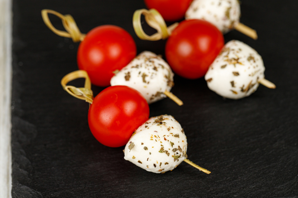 Мини моцарелла с томатами черри и базиликом