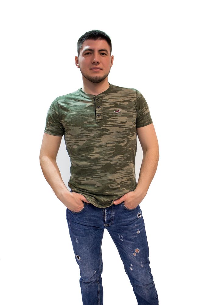 Мужская футболка с пуговицами цвета зеленого милитари