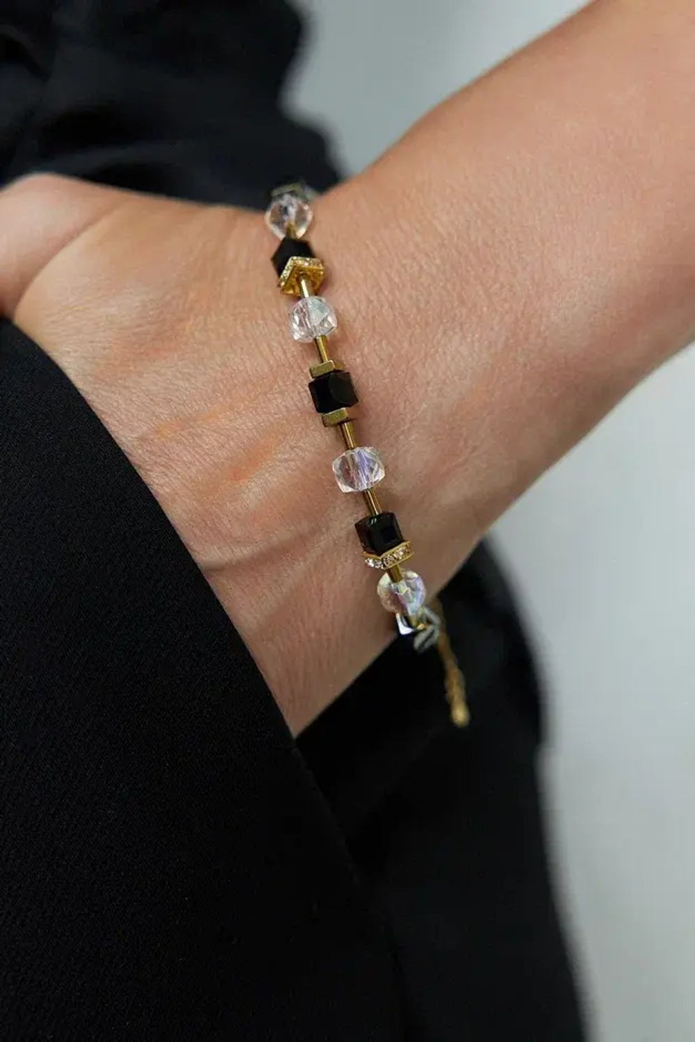 Браслет черные и прозрачные кубики, вставки и фурнитура золото