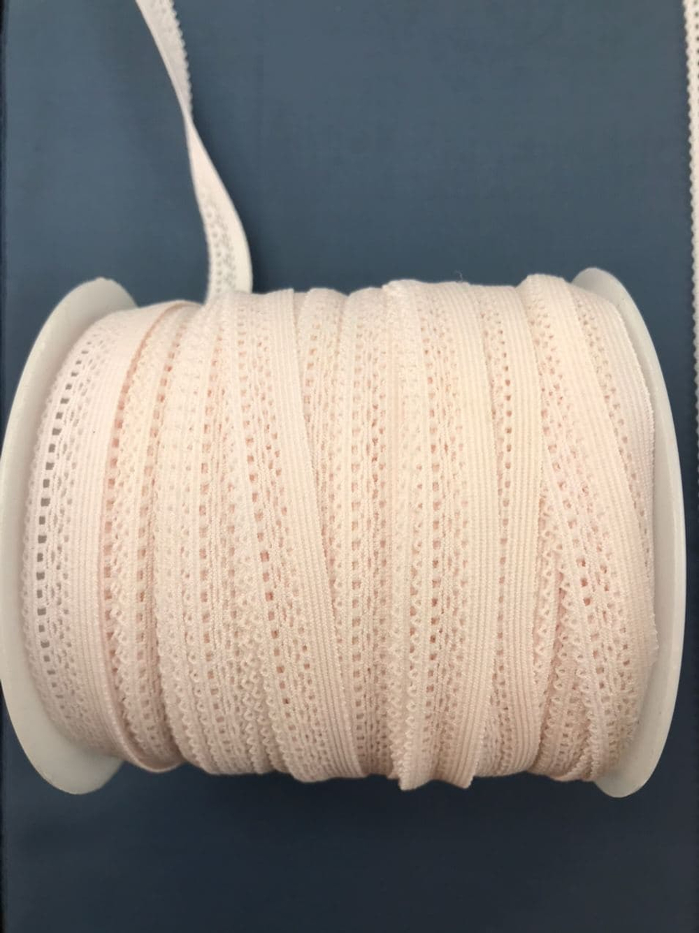 Отделочная резинка ажурная бледно-розовая 10 мм