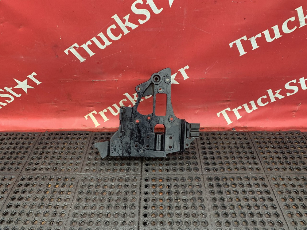 Кронштейн буксировочный правый 2017г