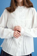 Блузка с рюшами и воротником-стоечкой, белый батист-креп