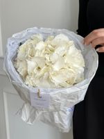 Авторский букет из гортензии в белом оттенке