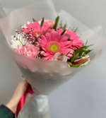 Букет микс из 3 гербер, 3 гвоздики розовых колумбийских, 2 альстромерии, 1 ветка гипсофилы