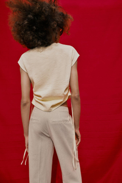 ZARA ФУТБОЛКА В СТИЛЕ РУСТИК СО СБОРКАМИ, ЦВЕТ СЛИВОЧНОГО МАСЛА