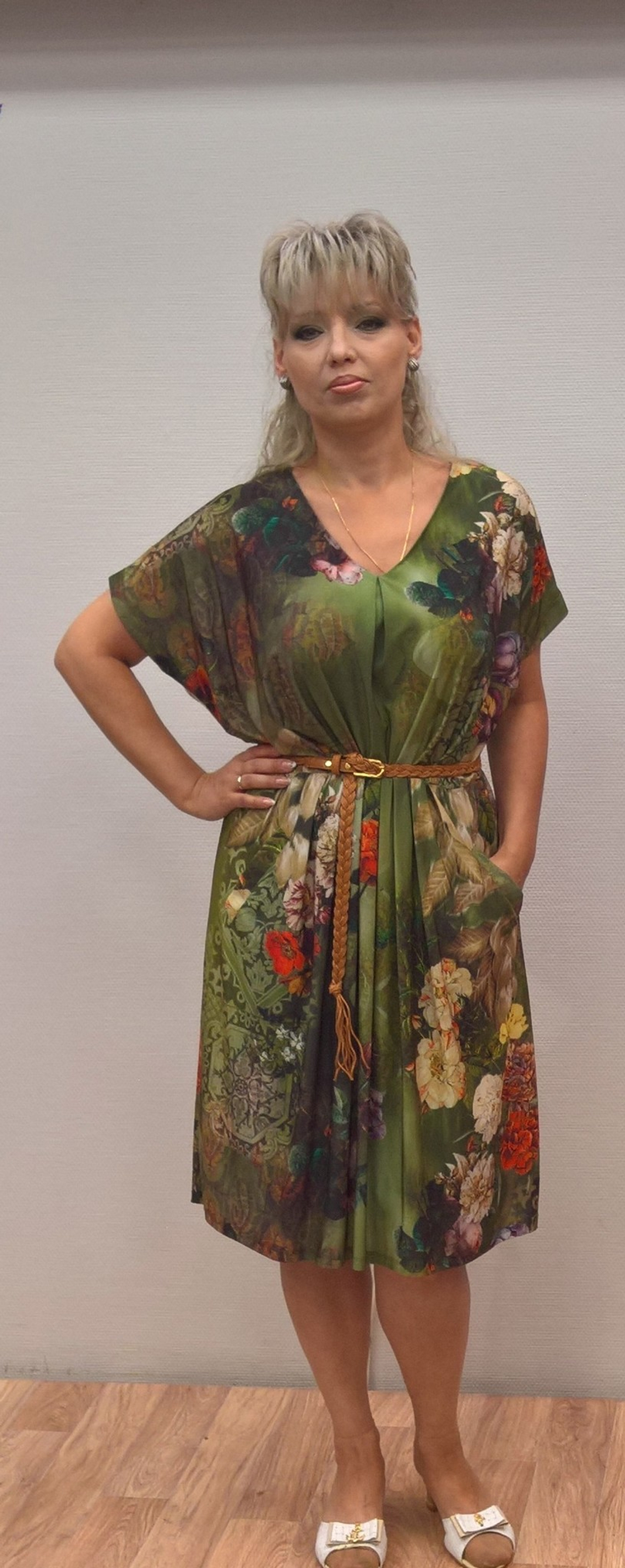 Нарядное летнее платье с цветами и ремешком