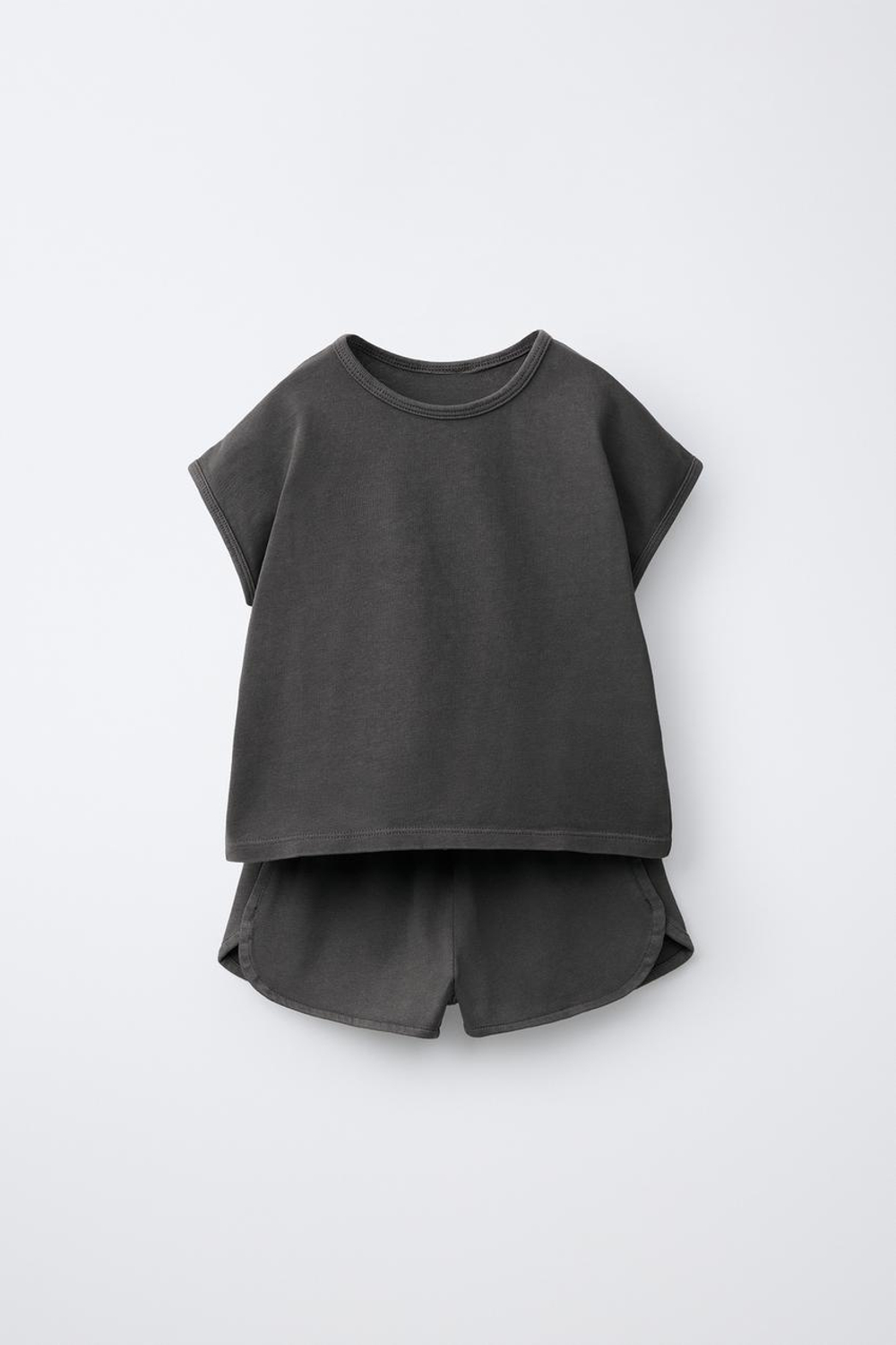 ZARA КОМПЛЕКТ ИЗ ФУТБОЛКИ И ШОРТОВ-БЕРМУДОВ, ТЕМНЫЙ АНТРАЦИТ