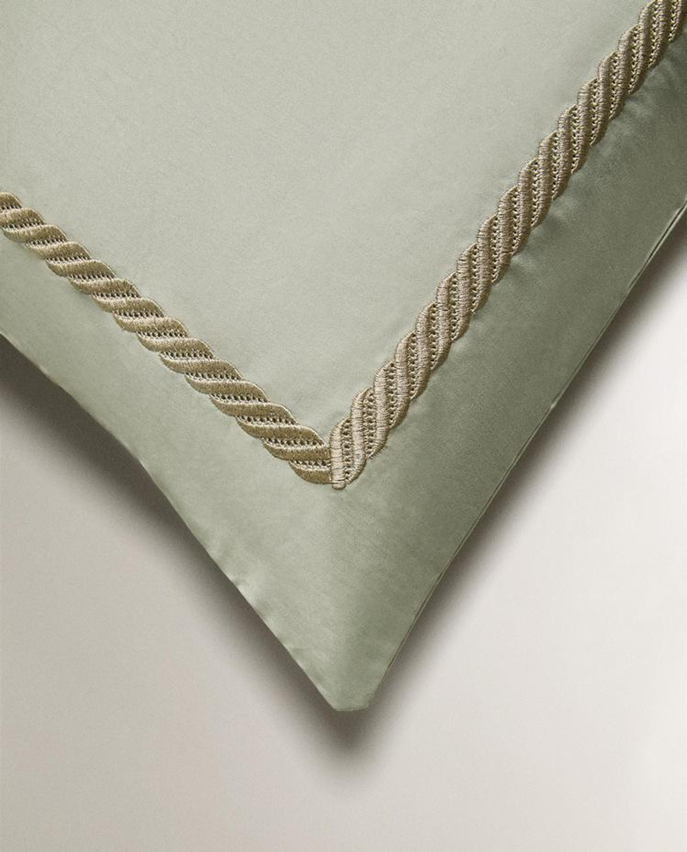 ZARA HOME САТИНОВАЯ НАВОЛОЧКА С ВЫШИВКОЙ, ЗЕЛЕНЫЙ