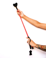 Черно-красный стек Scandal из натуральной кожи с хлопушкой в форме сердца - 70 см. (Цвет: черный)