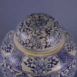 Ваза в бело-синих тонах с крышкой