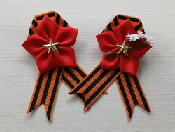 Брошь на 9 мая (Цветок) из георгиевской ленты с букетиком