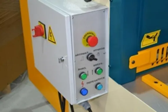 Электромеханическая гильотина Rollbend RGS 1350x3