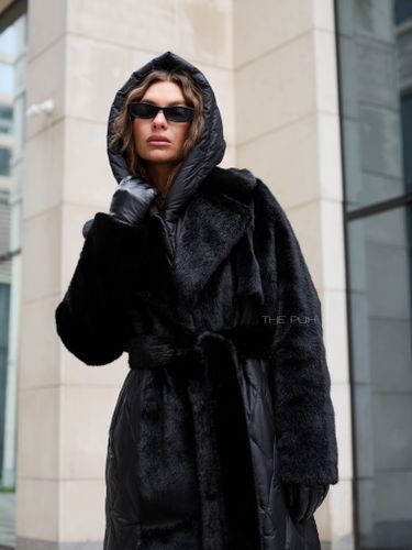 Черный комбинированный пуховик с капюшоном и поясом