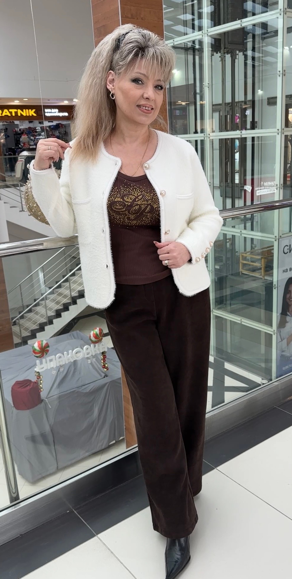 Белый, теплый жакет на пуговицах