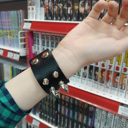 Кожаный браслет с заклёпками