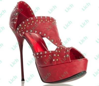 Кожаные туфли с металлическими заклепками