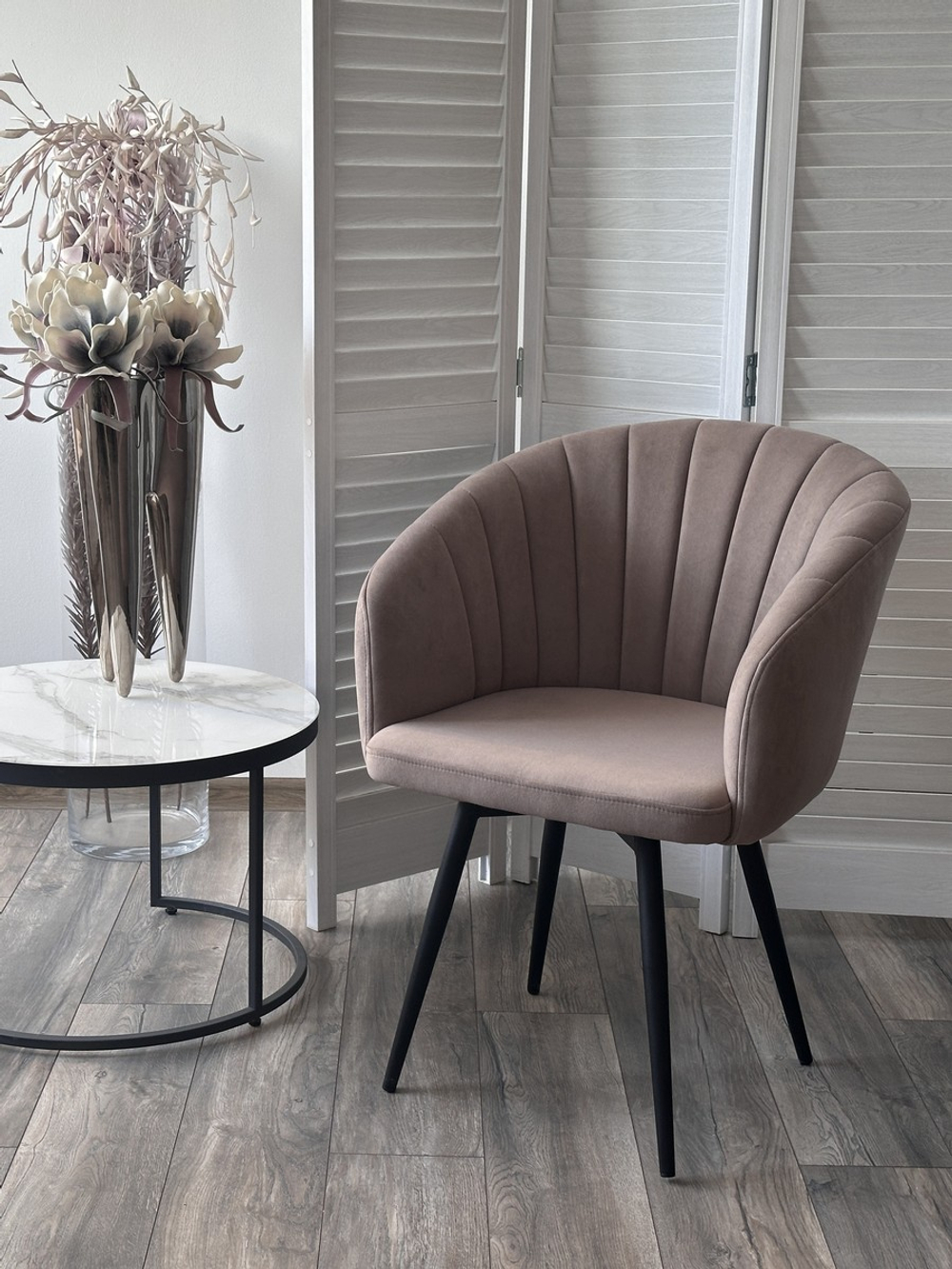 Стул М-City DISAUR Мишель поворотный на поворотный на 360 градусов, B5 Капучино, Велюр, Черный каркас