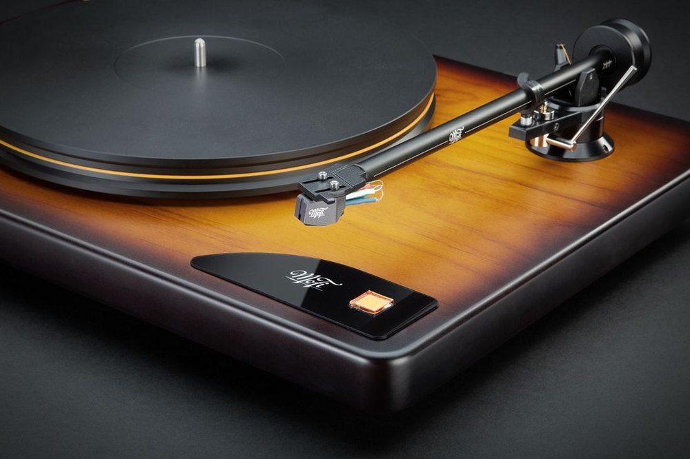 Виниловый проигрыватель MOFI ELECTRONICS Fender PrecisionDeck с картриджем MasterTracker Black