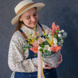 168. Весенняя корзинка из стойких цветов