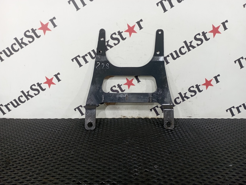 Кронштейн брызговика правый 2020г.