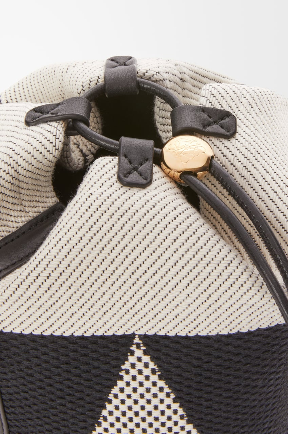 Loewe Маленькая сумка-ведро Treasure Bako из жаккардовой парусины и телячьей кожи, натуральный/черный