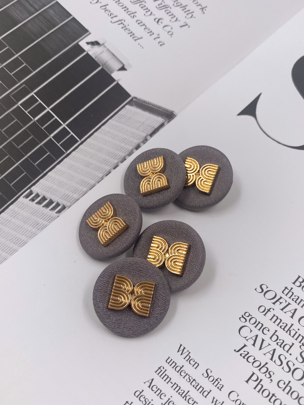 Пуговицы текстильные серые с золотом