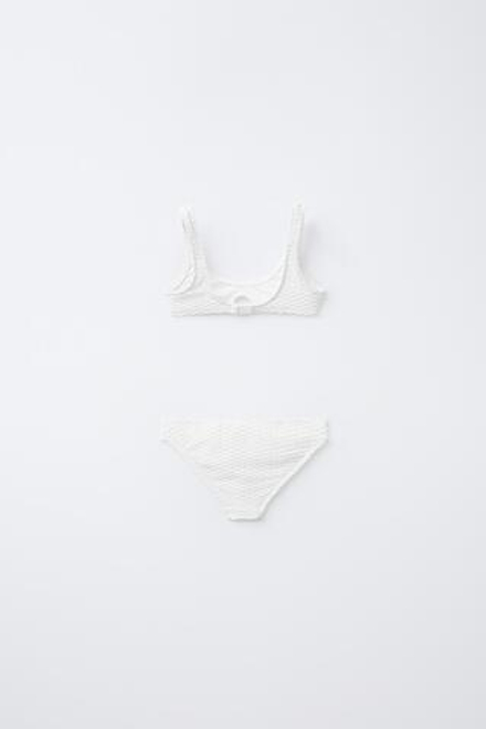 ZARA КОМПЛЕКТ БИКИНИ ИЗ РЕЛЬЕФНОЙ ТКАНИ С БУСИНАМИ, БЕЛЫЙ