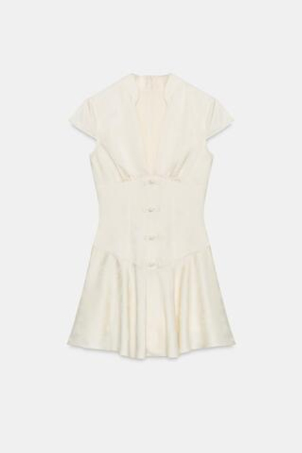 ZARA МИНИ-ПЛАТЬЕ ИЗ ЖАККАРДОВОГО АТЛАСА НА ПУГОВИЦАХ, ЭКРЮ