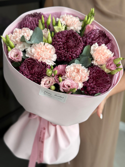 Осенний букет из хризантем Бигуди, ажурных диантусов и нежной эустома с эвкалиптом от Флора Маркет