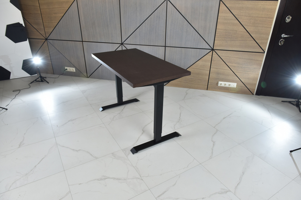 Регулируемый компьютерный стол Bazalt с регулировкой по высоте — столешница МДФ Венге