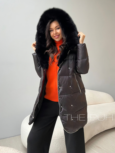 Черный удлиненный пуховик с декоративной молнией и капюшоном с мехом