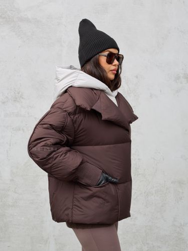 Укороченный пуховик шоколадного цвета с серым капюшоном