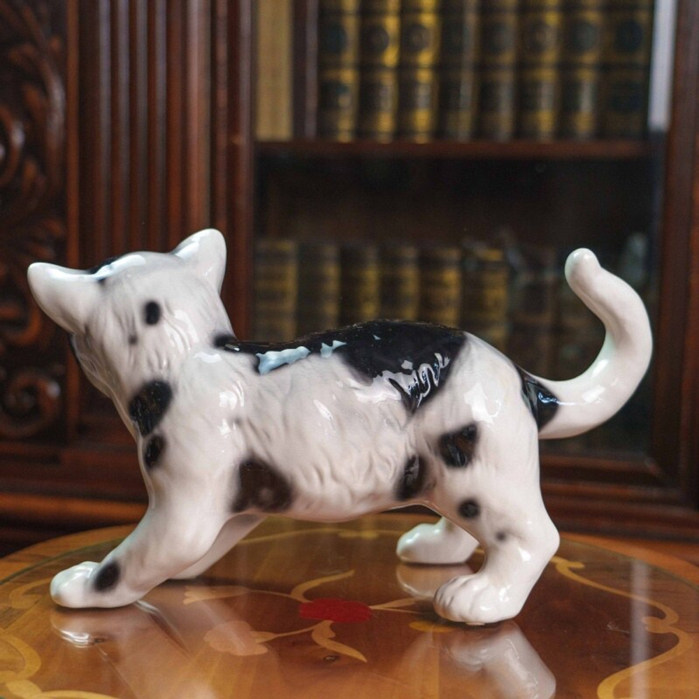 Фарфоровая фигурка кошки