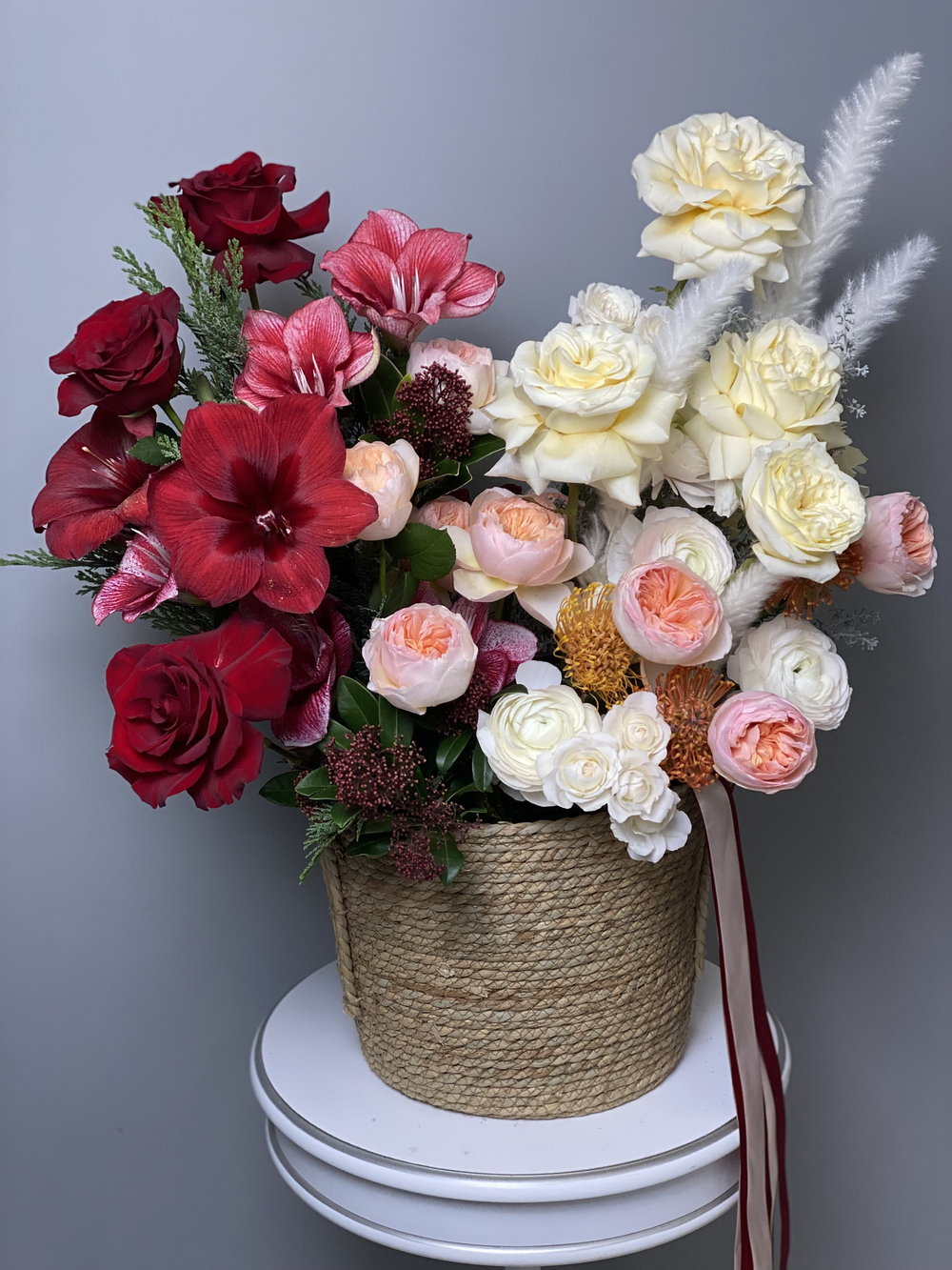 Цветочная корзина "Новогодняя роскошь"