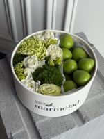 Цветочная композиция в коробке+ клубника в белом шоколаде со вкусом лайма