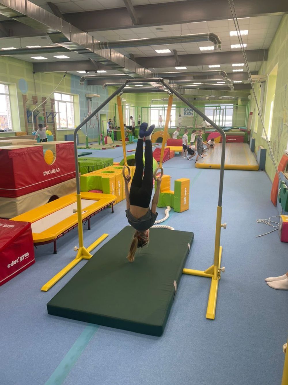 Кольца гимнастические - детские - выполнение упражнений