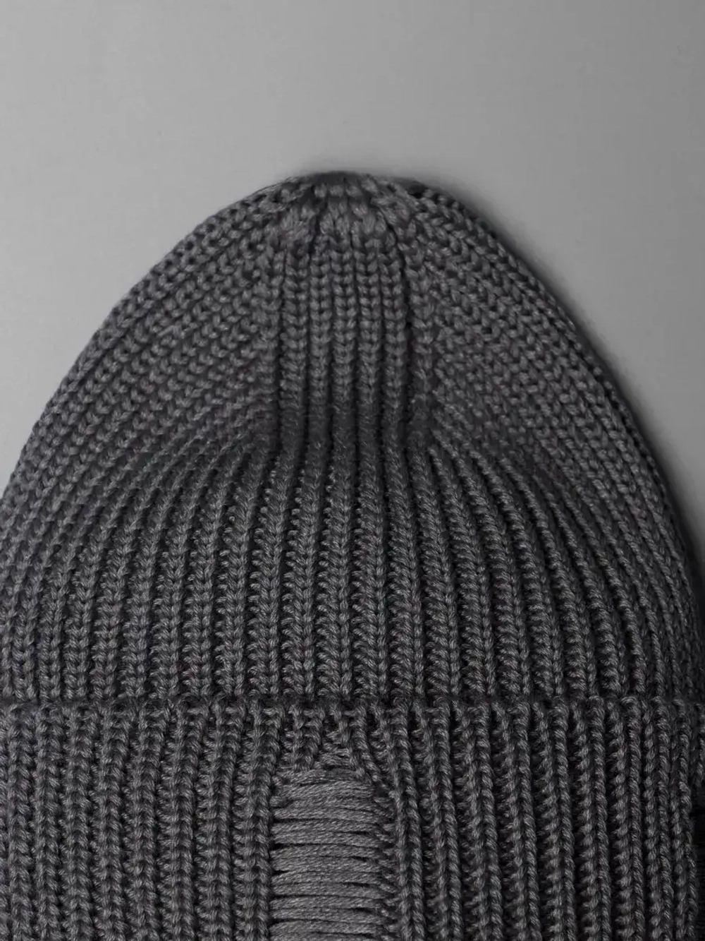 Шапка женская на осень рваная