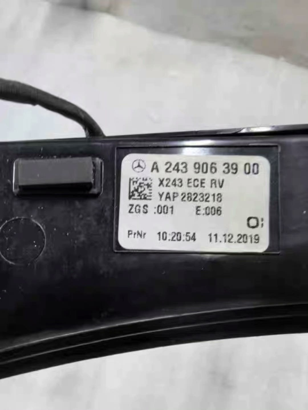 Задний фонарь (сквозной) оригинал Mercedes-Benz EQB A2439063900
