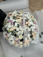 Гранд корзина из кустовых пионовидных роз, хризантемы, эвкалипта и маттиолы