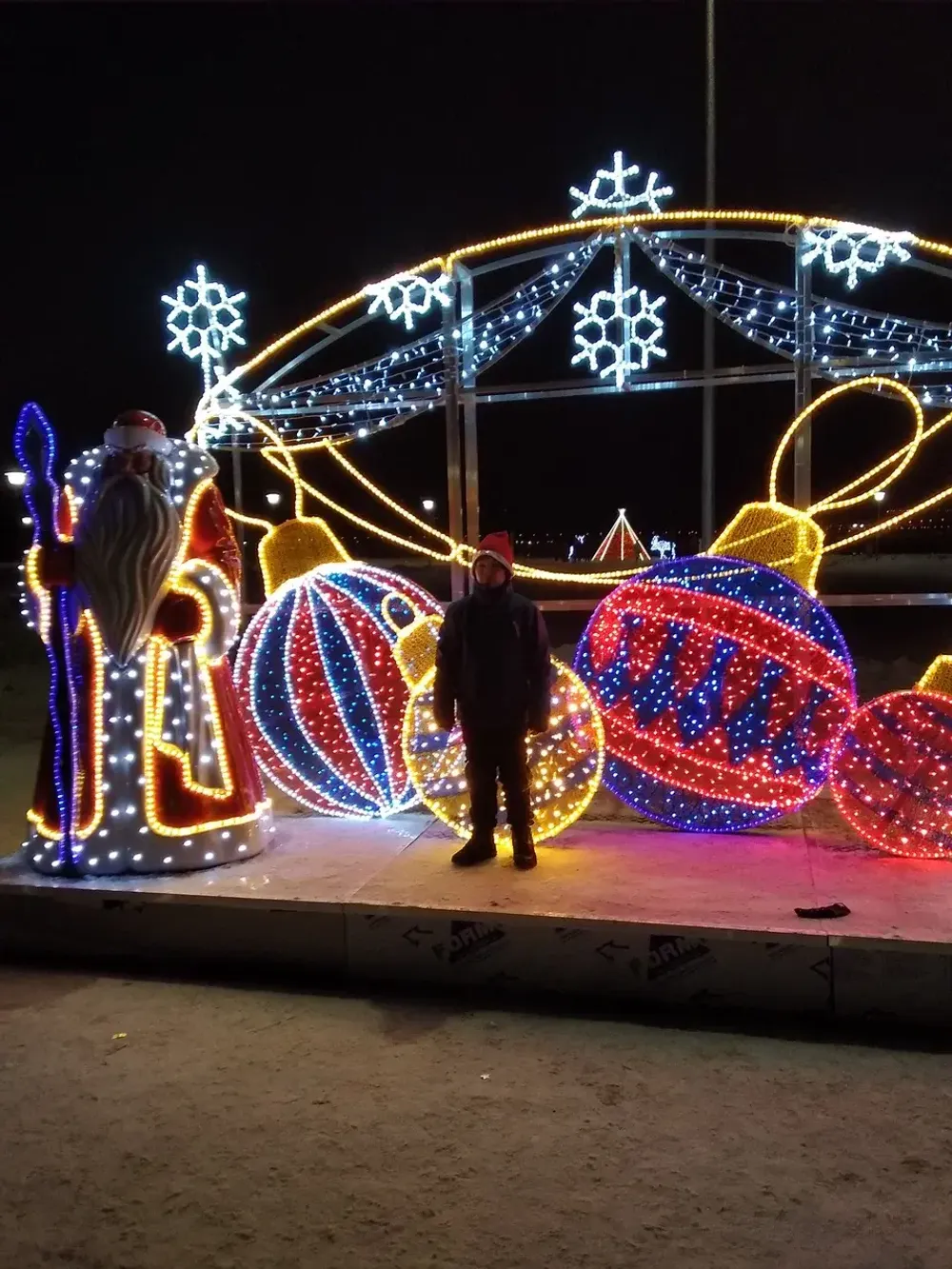 Композиция фигур "Дед Мороз и Снегурочка" со световым панно и шарами елочными