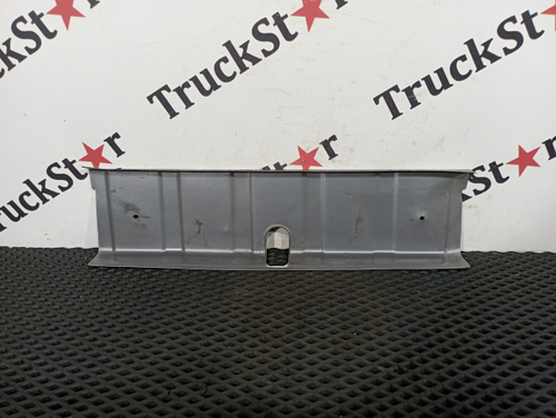 Пластина вещевого ящика