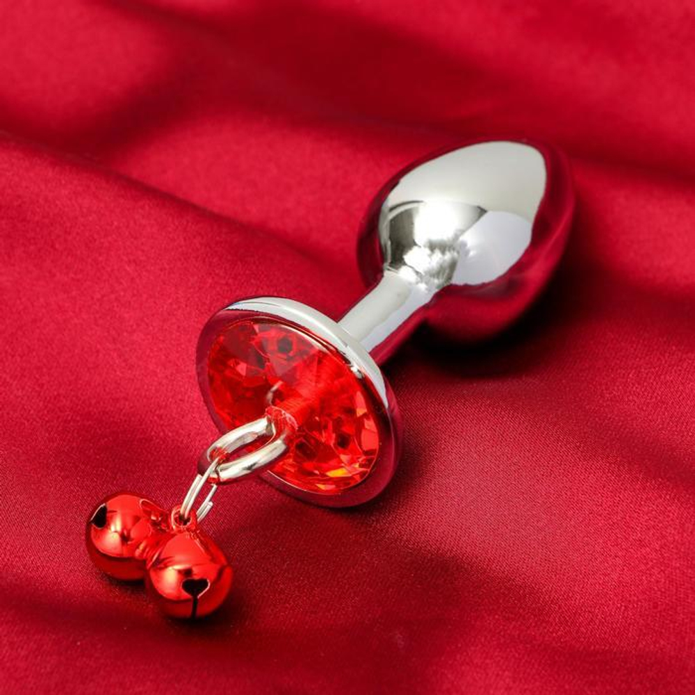 Серебристая анальная пробка с колокольчиками и красным кристаллом - 7 см. (Цвет: красный)