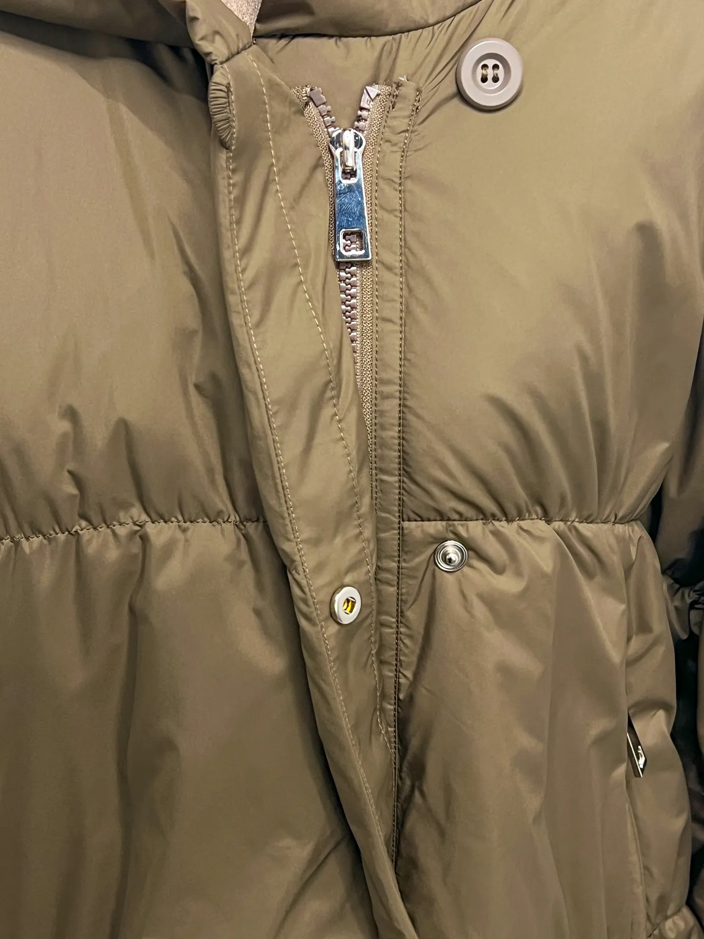 Куртка Rosy Pink 2990 однотонная со скрытой молнией и манжетами на рукавах